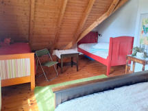 Schlafzimmer mit Kinderbett